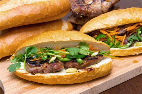  Bánh Mì Nướng Cụm Lúa Mây: Sự Phối Hợp Kỳ Diệu Giữa Bột Mềm Và Thịt Xào Cay Nồng!