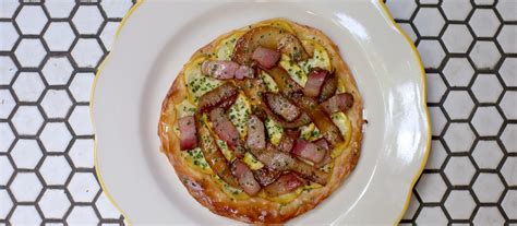  Tarte Flambée: Một Kỹ Thuật Phục Sinh Củ Qua Và Sự Thơm Ngon của Bia