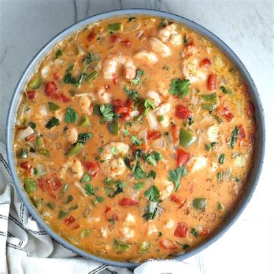  Moqueca de Camarão: A Symphony of Tropical Spices and Creamy Coconut Milk Embrace!