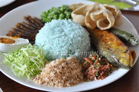  Nasi Kerabu: Một Món Ă Nồng Nàn Hương Vị Chanh & Cay Giòn Rụm!